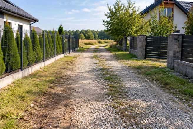 Koszty utrzymania drogi objętej służebnością przejazdu – kto płaci?